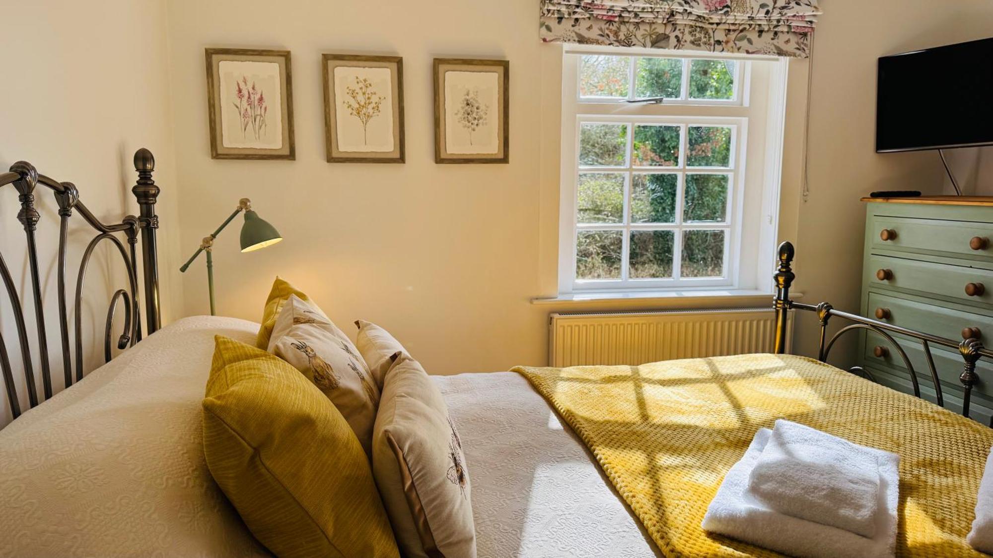 3 Bed Spa Cottage Southwater Екстериор снимка